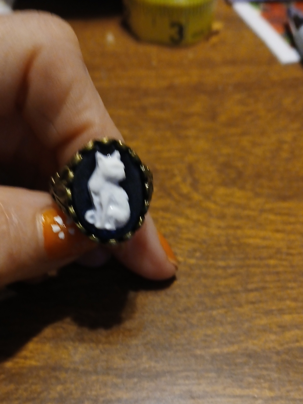 Vintage-Inspired Black Cameo Ring with White Cat Silhouette